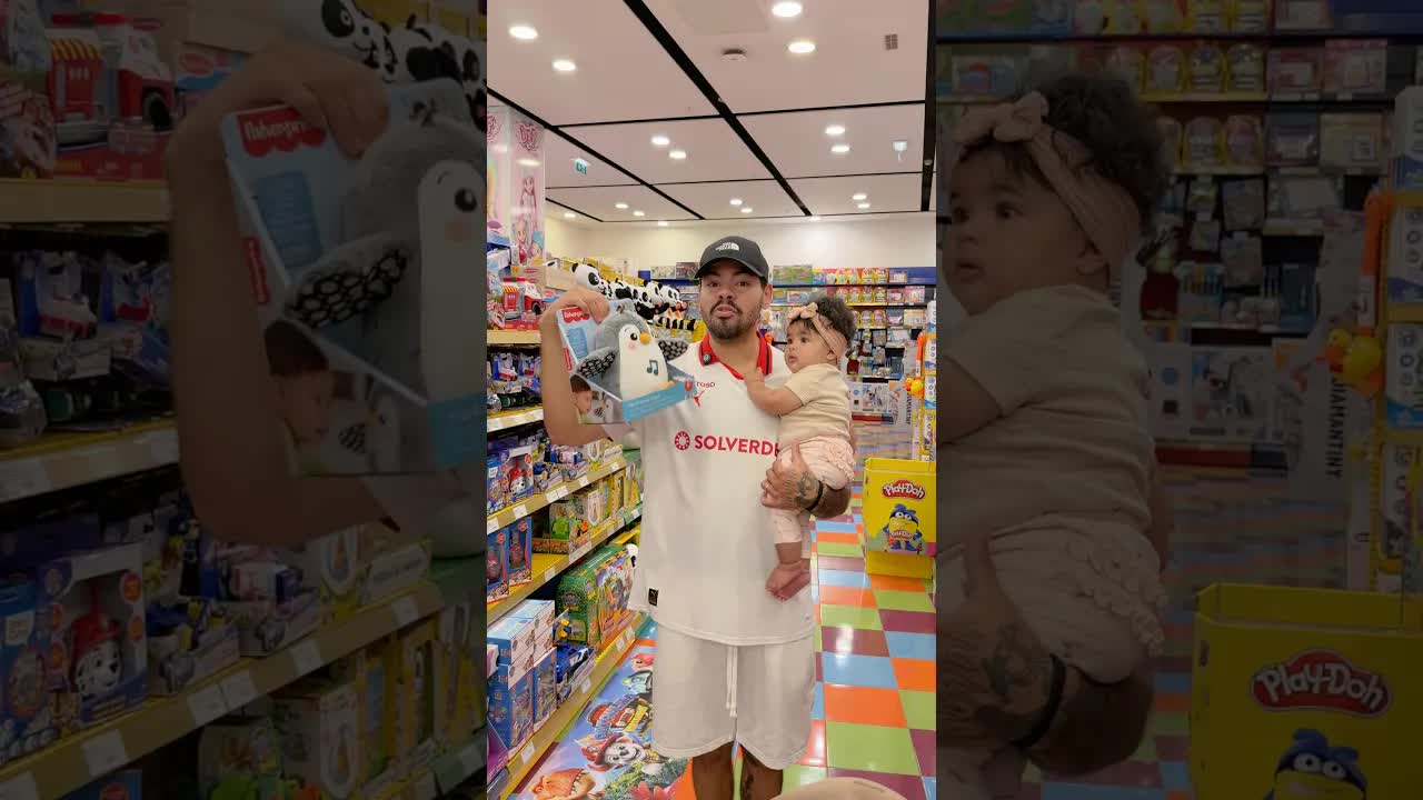 Olívia Escolhe Seu Novo Brinquedo