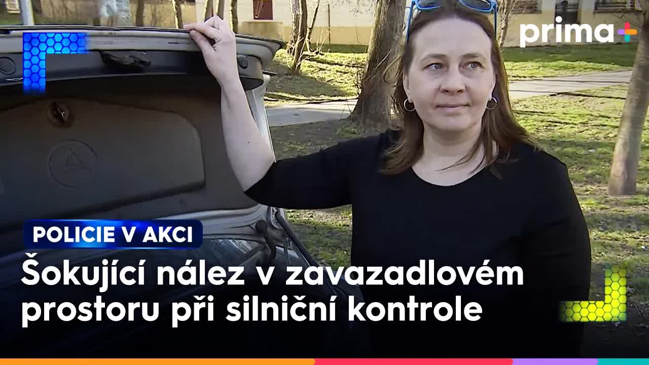 Policie zastaví auto s otevřeným kufr a najde muže uvnitř