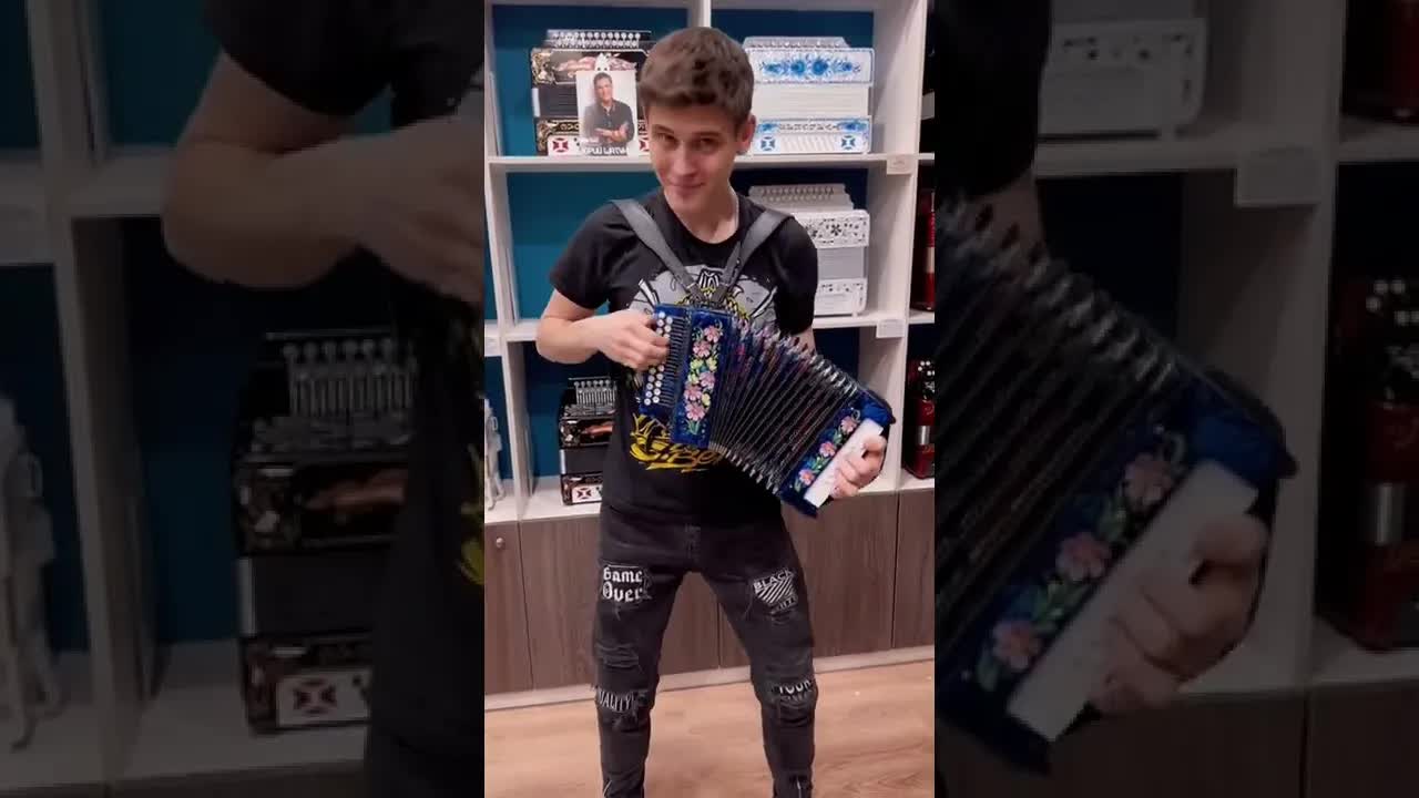 Игра на маленькой гармошке к Новому году
