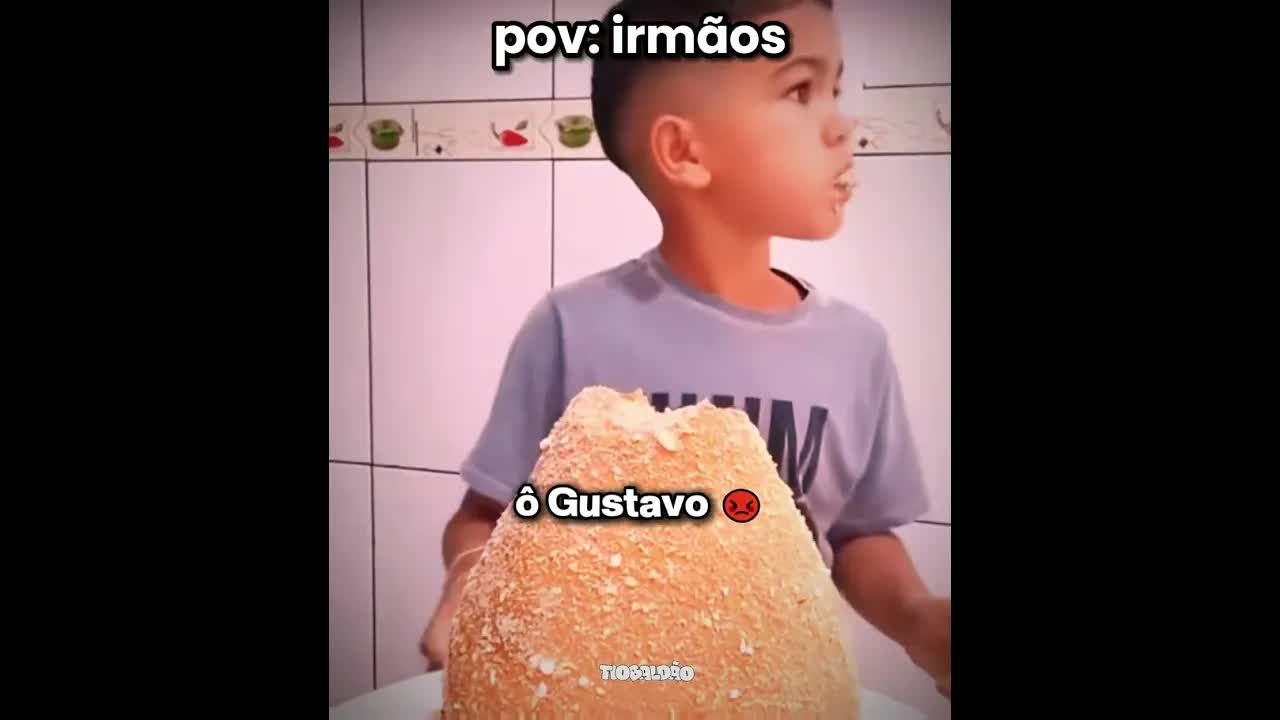 Gustavo brinca com o bolo e o sapo