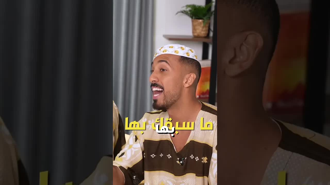 طفل صغير يجعل عمر يضحك