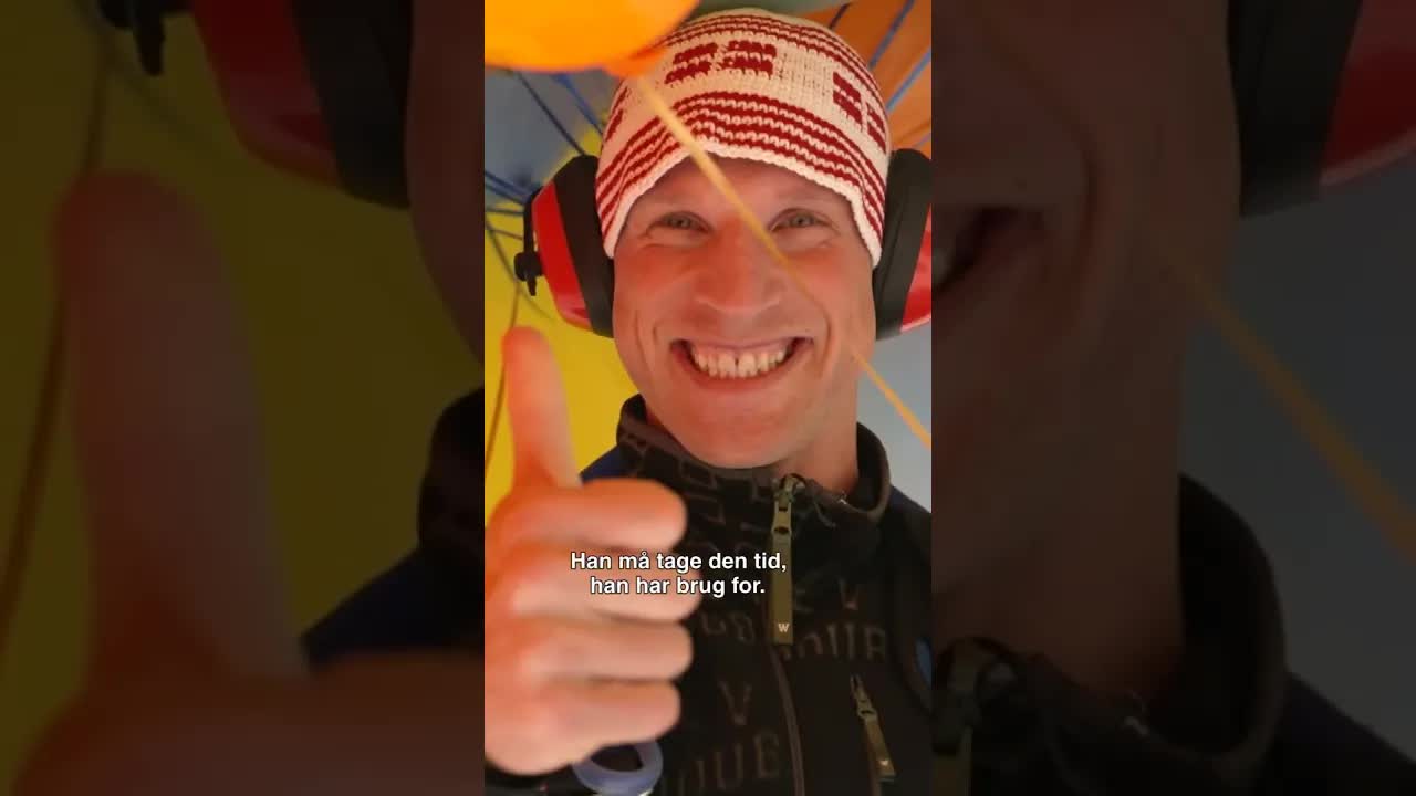 Philip med 200 heliumballoner på trappen