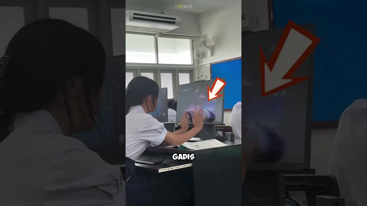 Gadis Ini Menakutkan Teman dengan Trik Piano Palsu