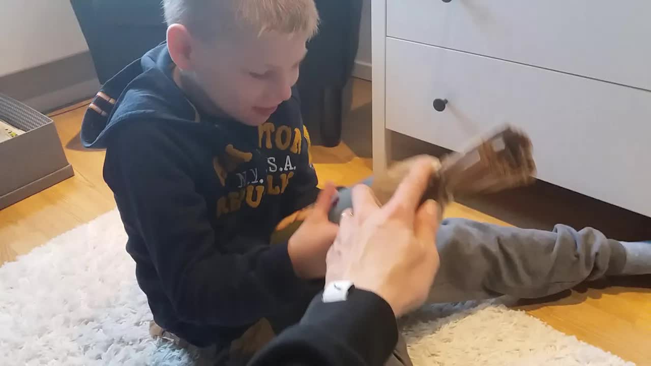 Oscar gör en present till Pappadagen