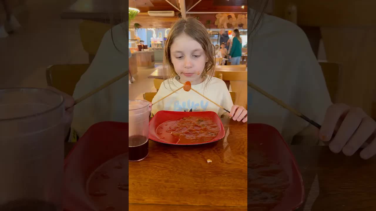 Quando não tem fome, inventa espetinho de minhoca