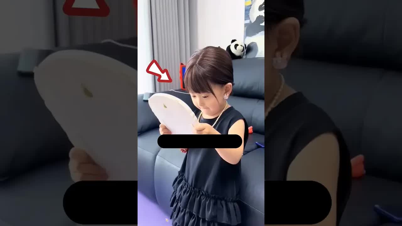 فتاة صغيرة تتصرف كأميرة كبيرة