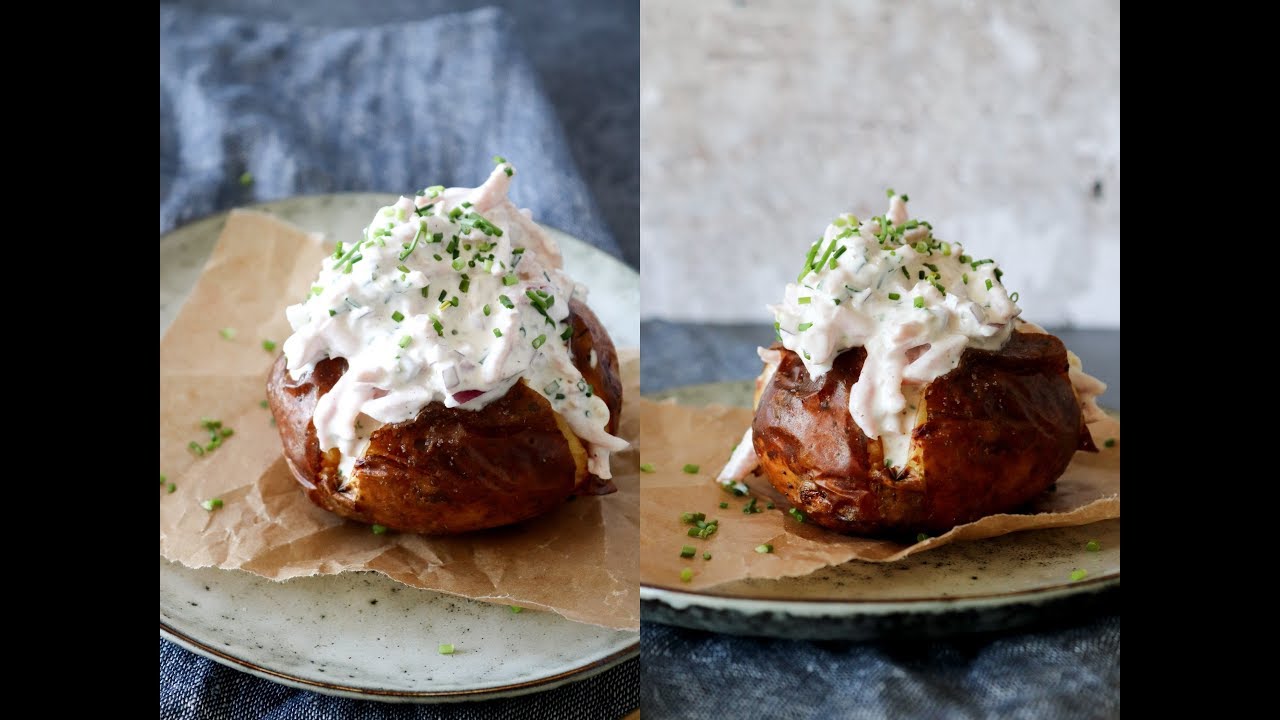 Bagekartofler med kold skinkesalat på toppen