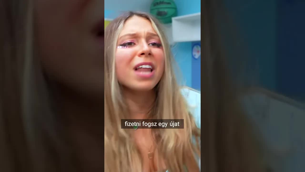 Baráti dráma az egyetemen: A boszorkány kirúgása