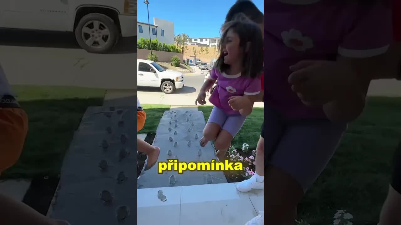 Otisky dětských nohou v betonu jako vzpomínka