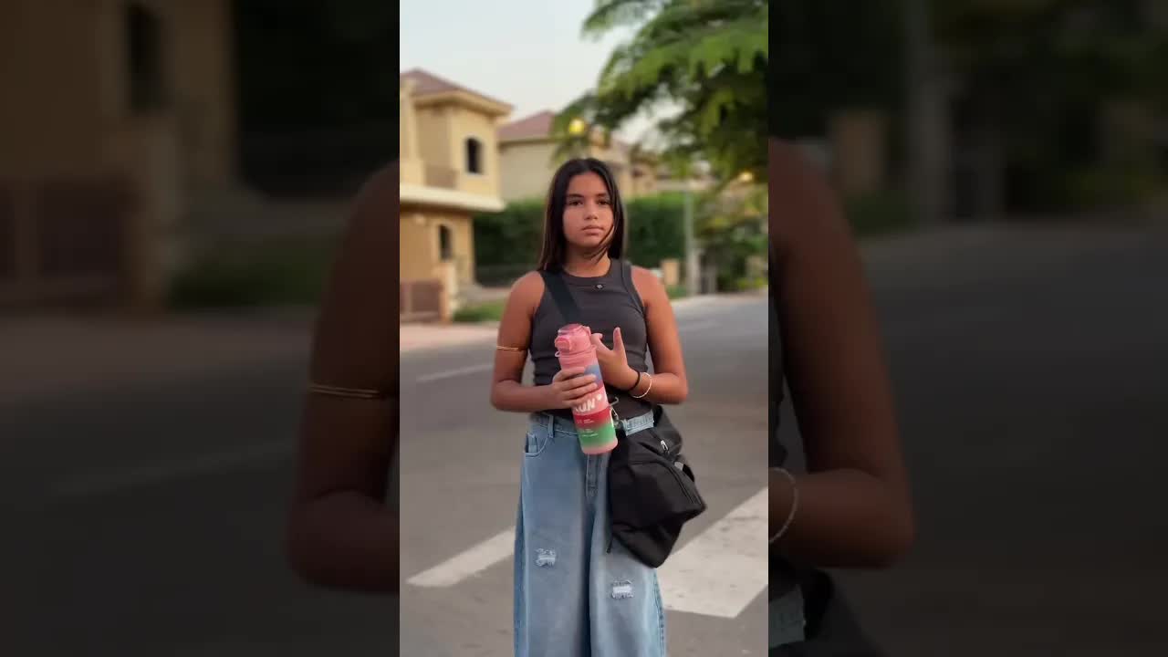 رجل يمشي وراء فتاة صغيرة في الشارع