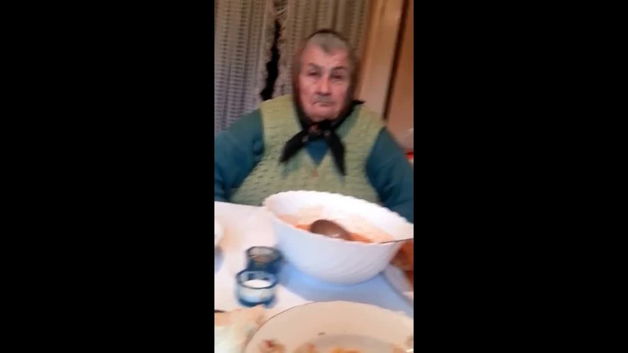 Baba o mikrofonu, fejsbuku i devojkama