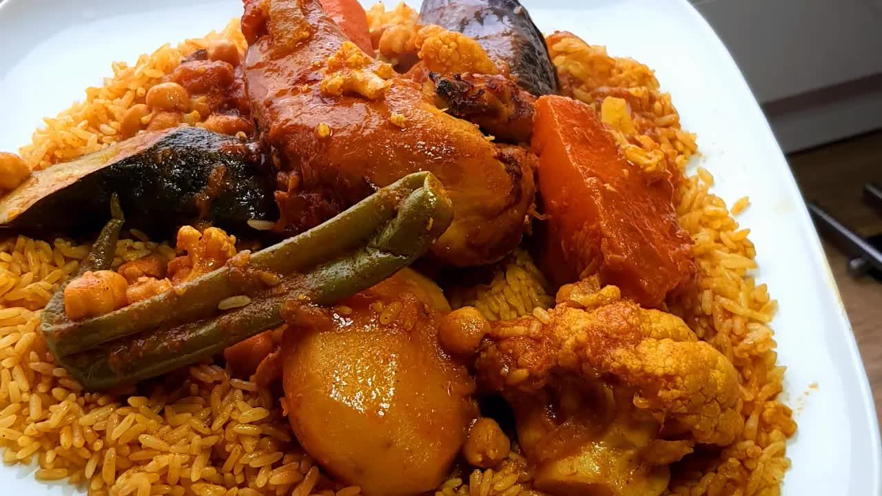 طريقة عمل الرز المبوخ الليبي بالخضروات والدجاج