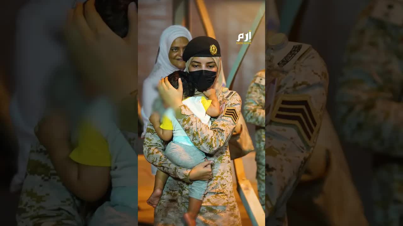 موقف إنساني لمجندة سعودية مع طفل سوداني