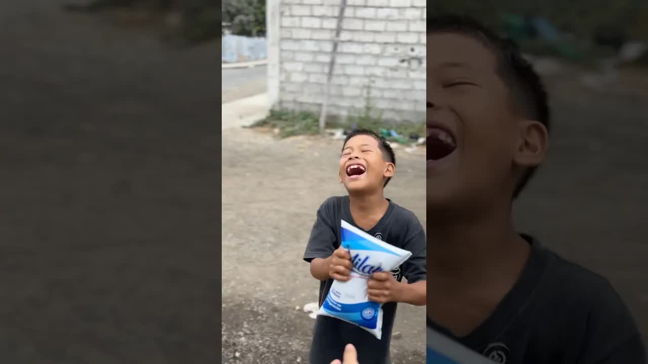 Un niño se niega a ayudar a un pobre