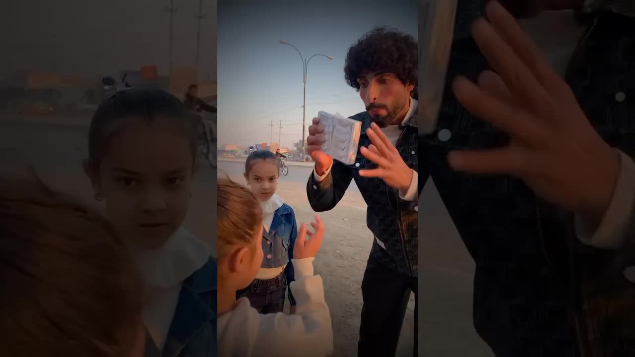 طفلة يتيمة تبيع الطعام من أجل البقاء
