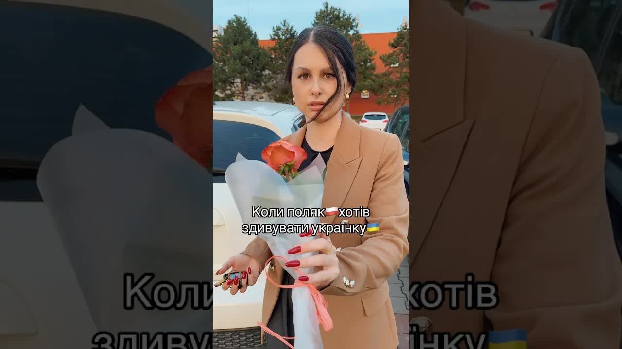 Чоловік дарує квіти пані та запрошує на каву