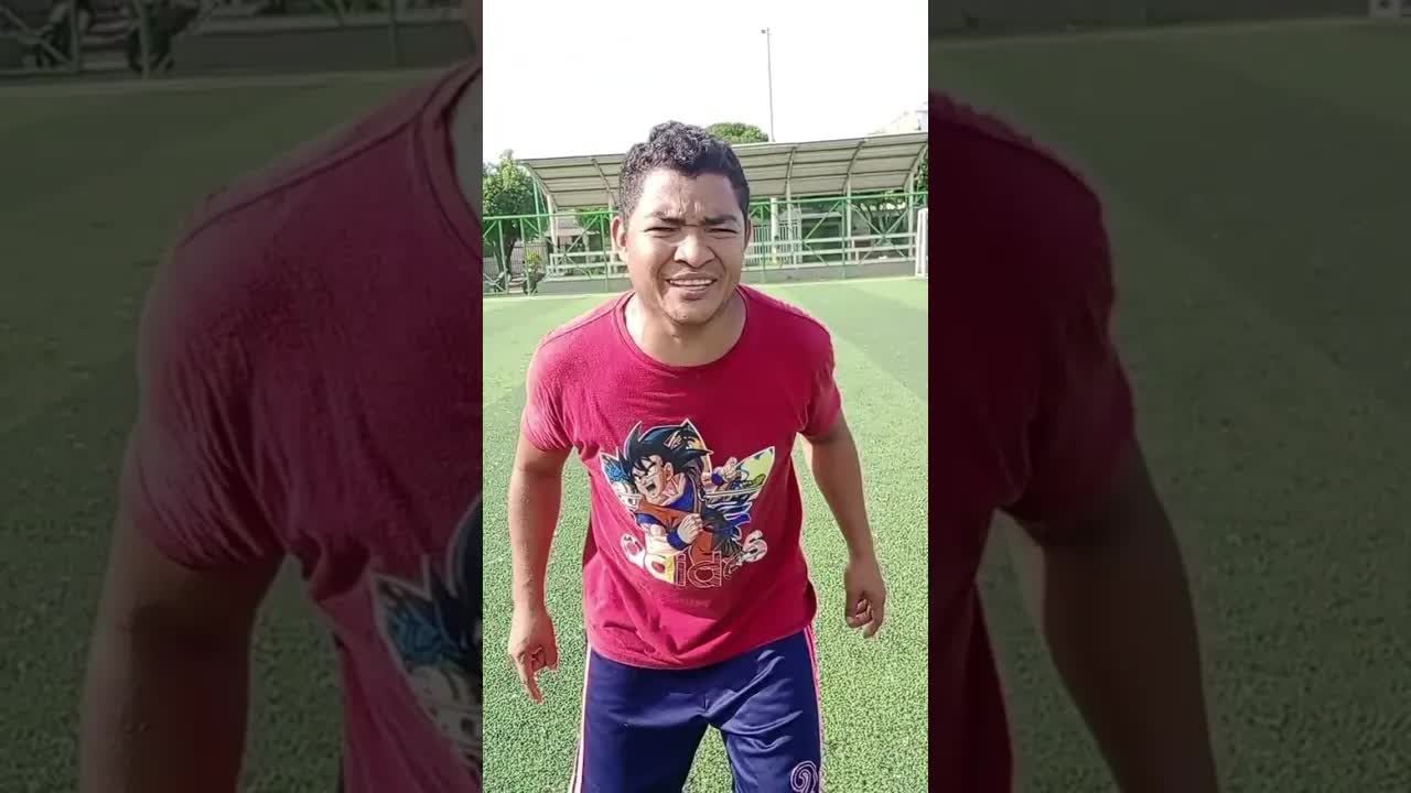 Partido de fútbol callejero con humor y slang colombiano