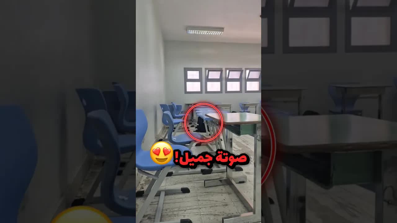 طالب وحيد في الفصل يتلو القرآن بصوت خاشع