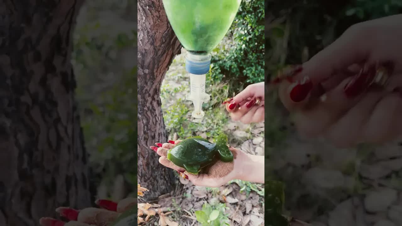الأب يصنع صابونة جديدة لابنته