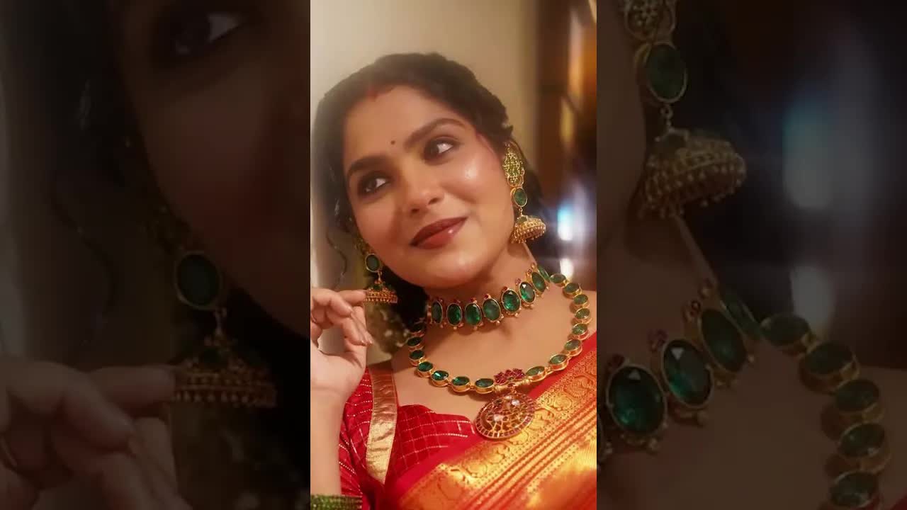 நடிகை ஸ்வாசிகாவின் அழகு நகைக் காட்சி