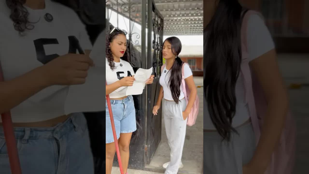 Daniela finge ser la mejor alumna para engañar a su tía