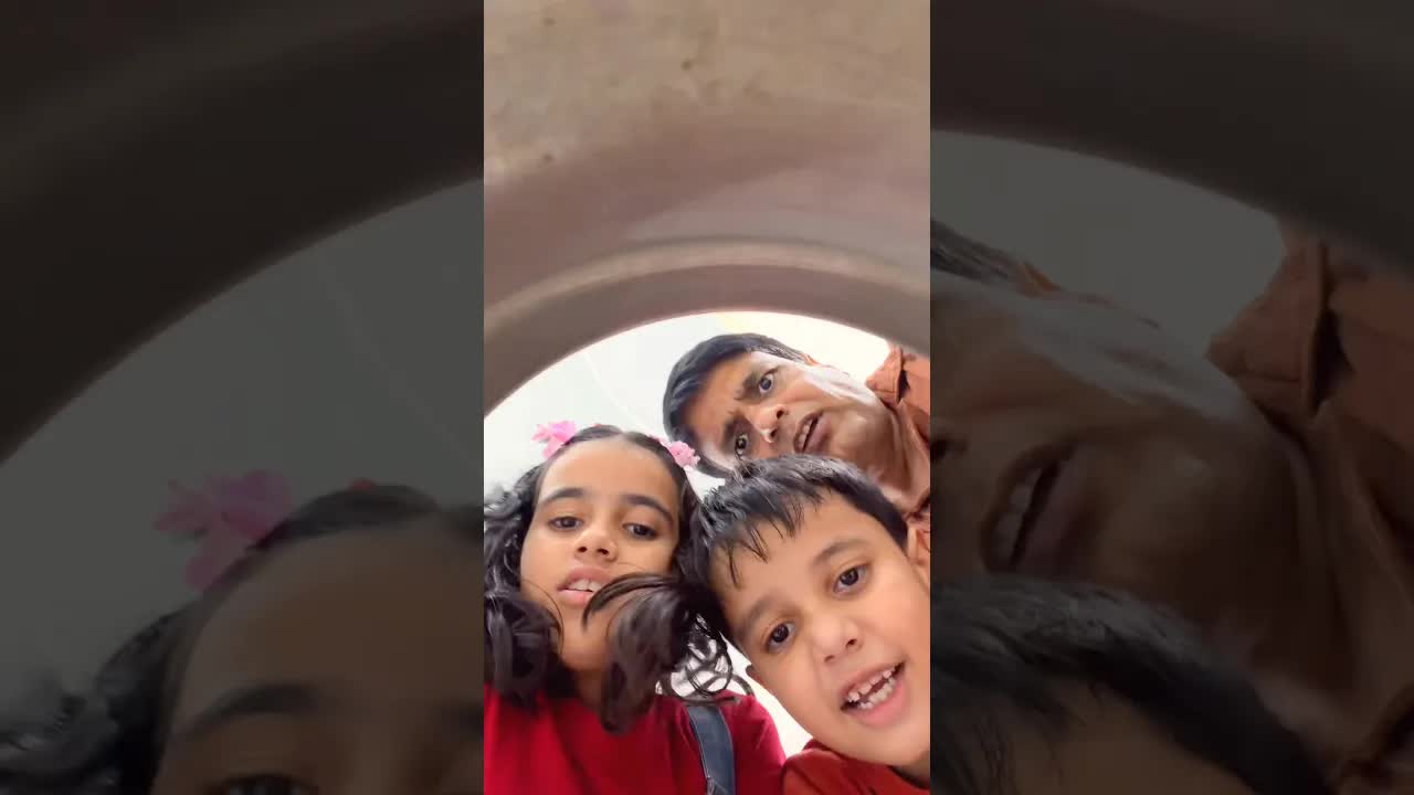 बच्चे की मदद करते हुए माँ की परेशानी