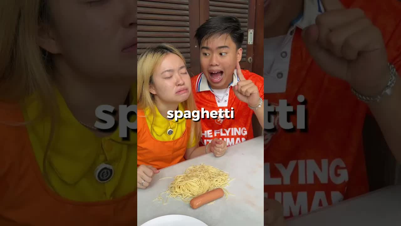 Cara Memakan Sosis dan Spaghetti dengan Lucu