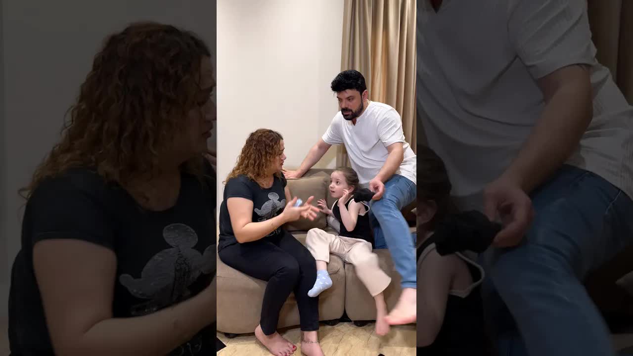 طفلة صغيرة تطلب مصاري من أمها