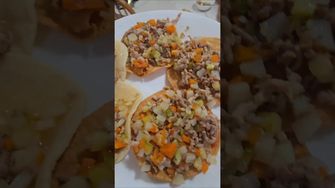 Preparando picadillo y tostadas frescas para José