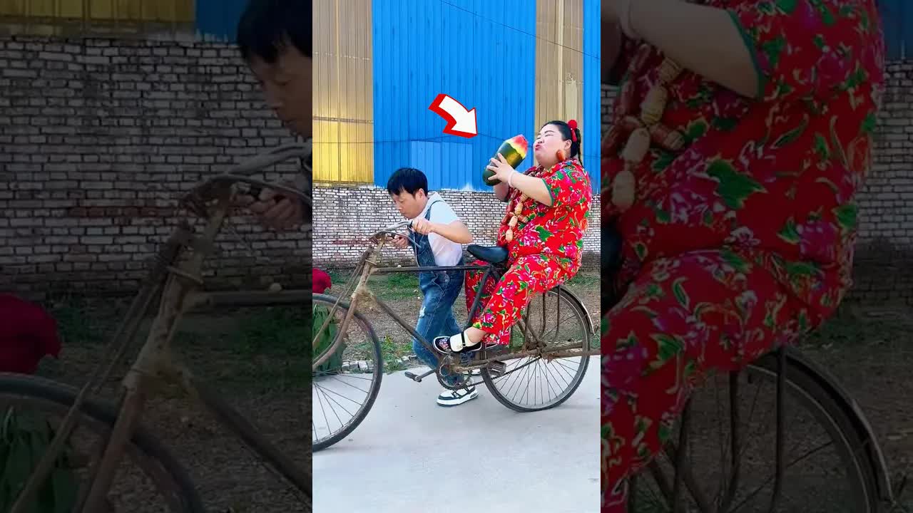 زوج يدلل زوجته في المنزل