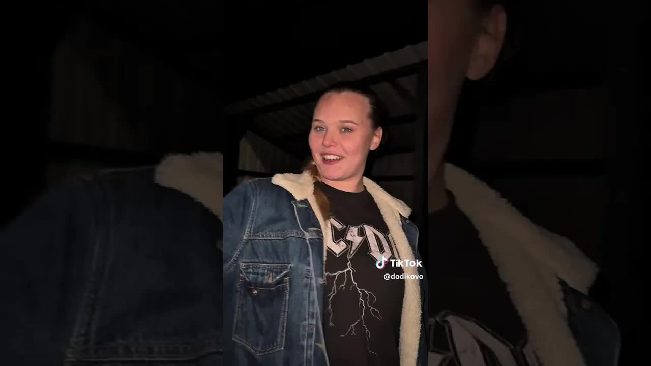 Co dělá kočička sama večer?