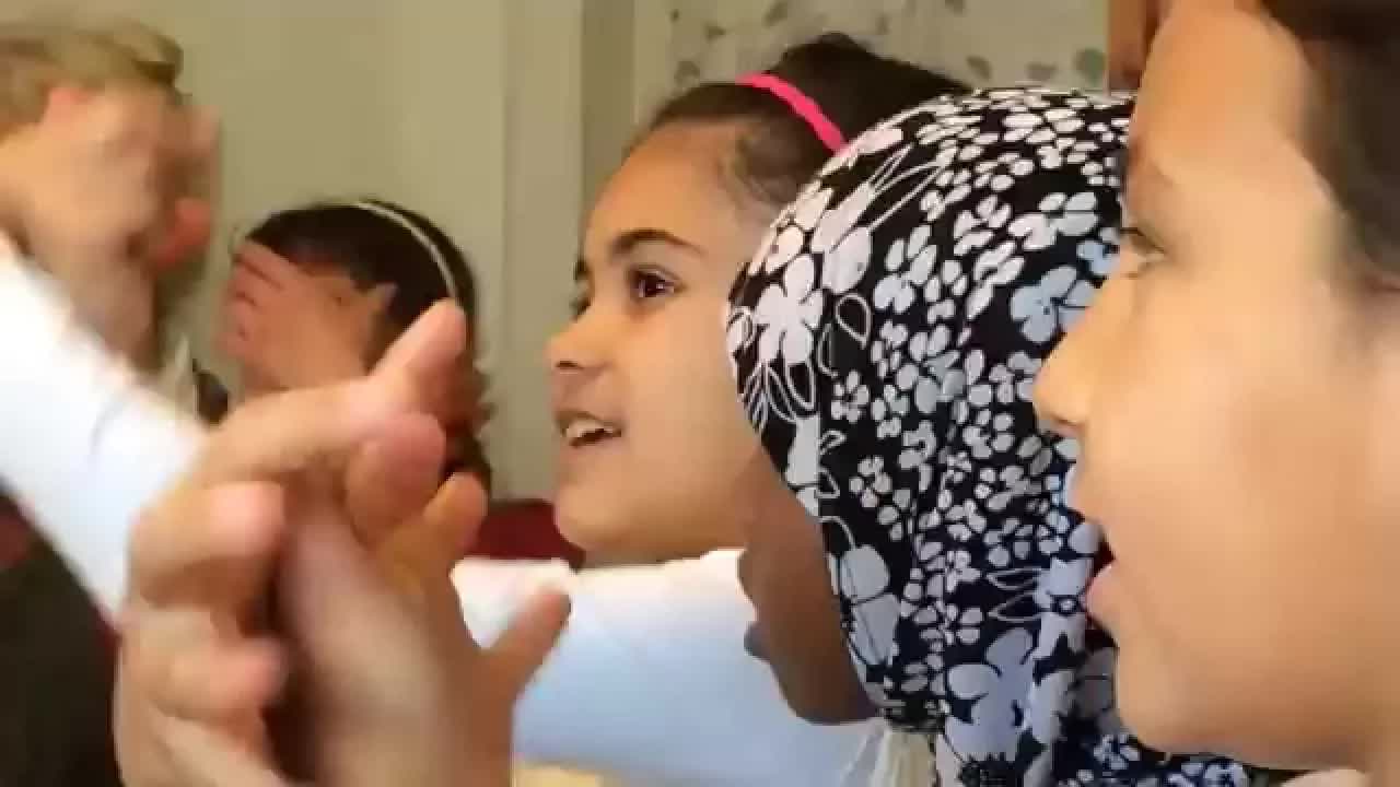Barn lär sig svenska genom sång och dikter