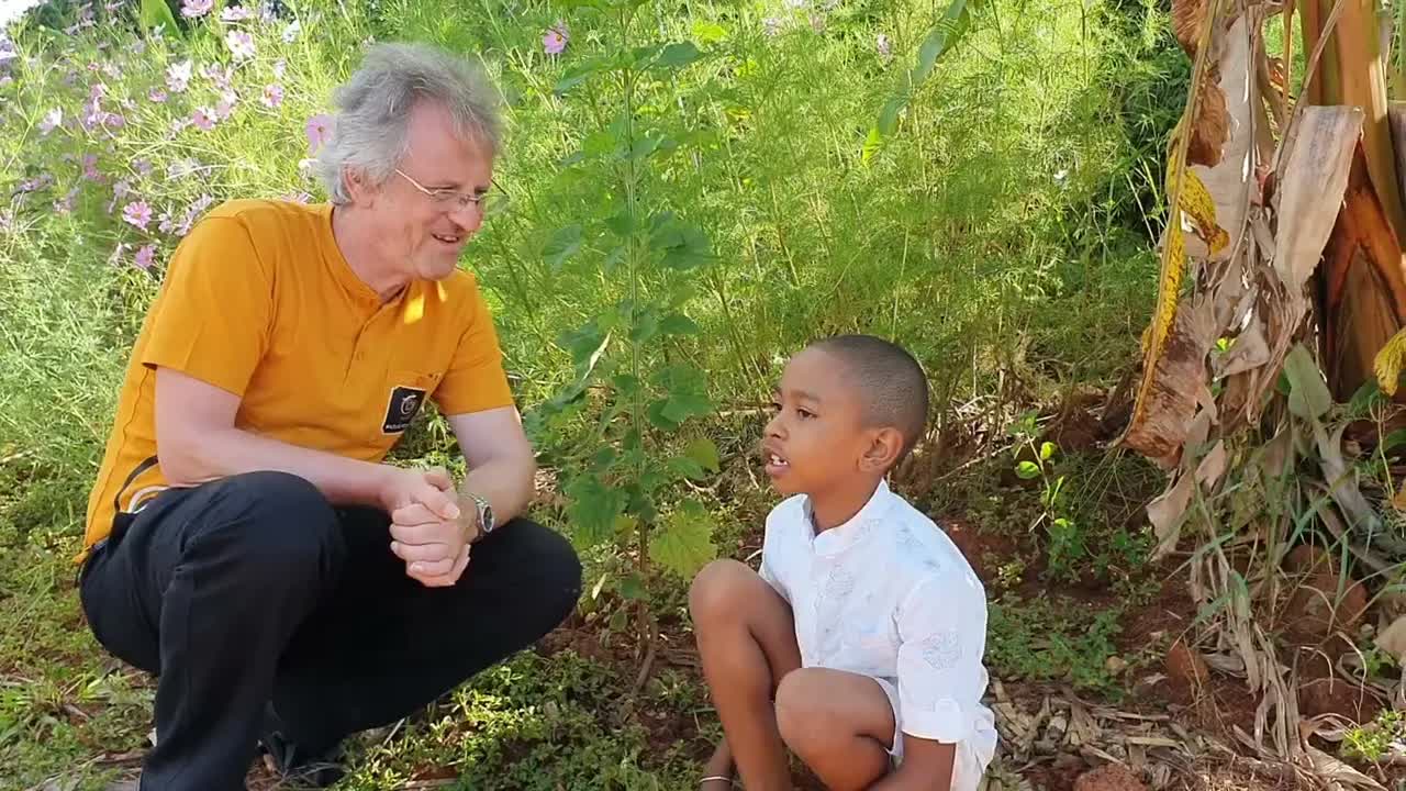 Malagasa knabo intervjuas Ulrich Matthias en Esperanto