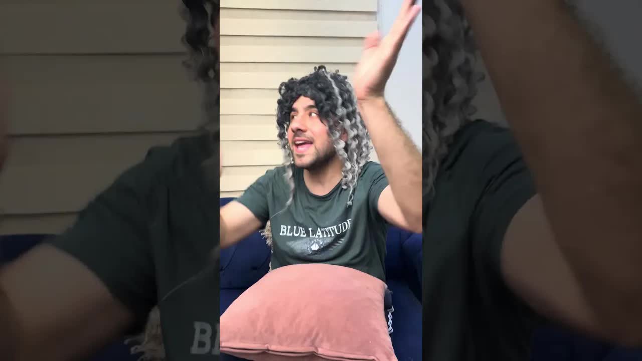 أم تُظهر صور الجامعة القديمة لأولادها
