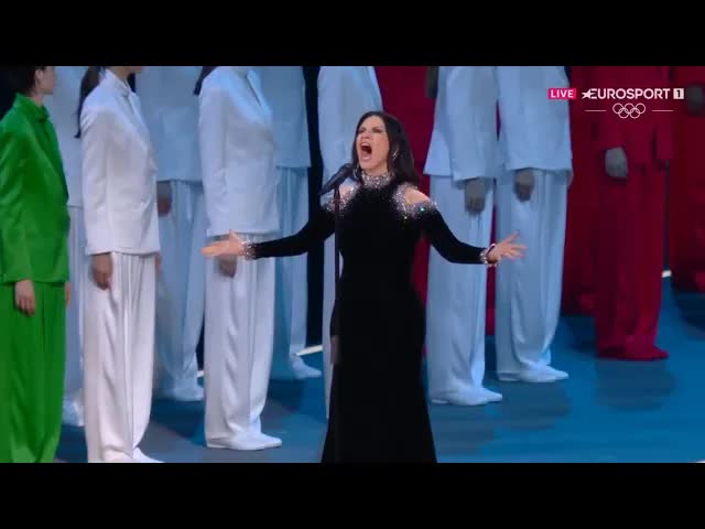 Laura Pausini canta l'inno a Milano Cortina 2026