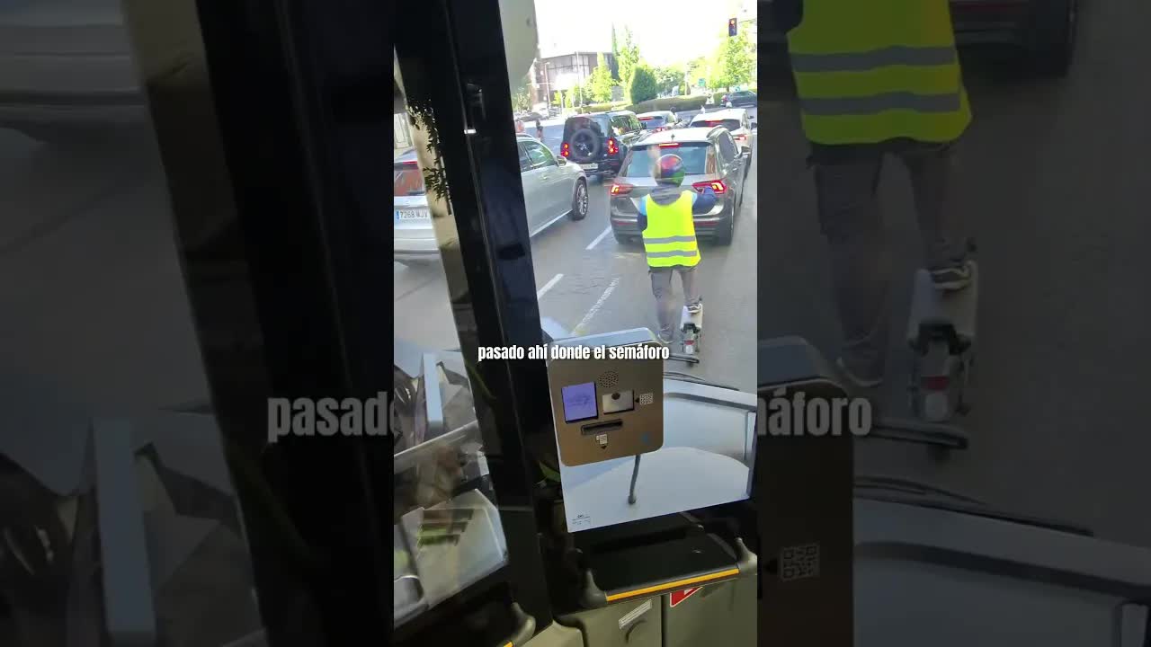 Un ciego y su perro guía bajan del autobús