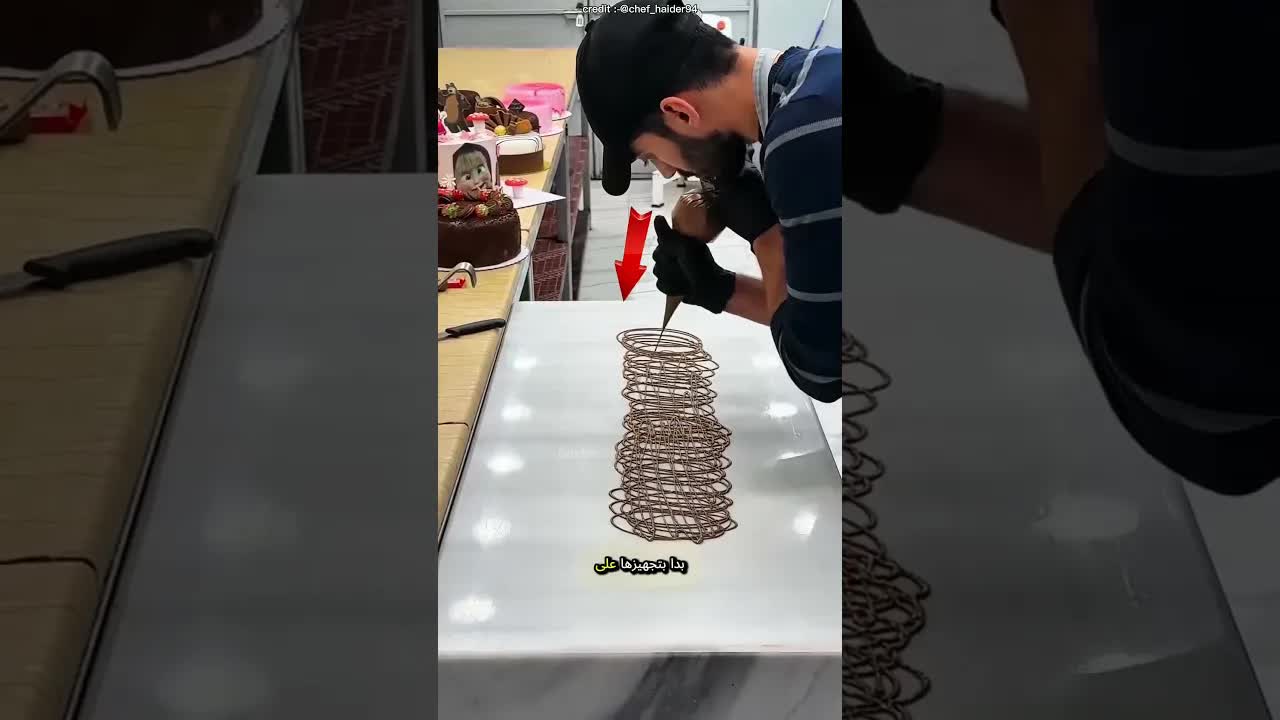 شاب يصنع كعكة على الطاولة ويصدم المدير