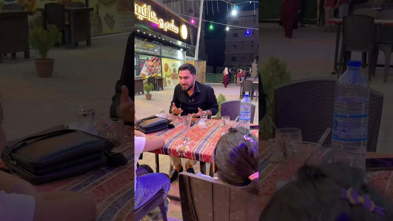 أولاد يحاولون إقناع باباهم بالبقاء خارجًا