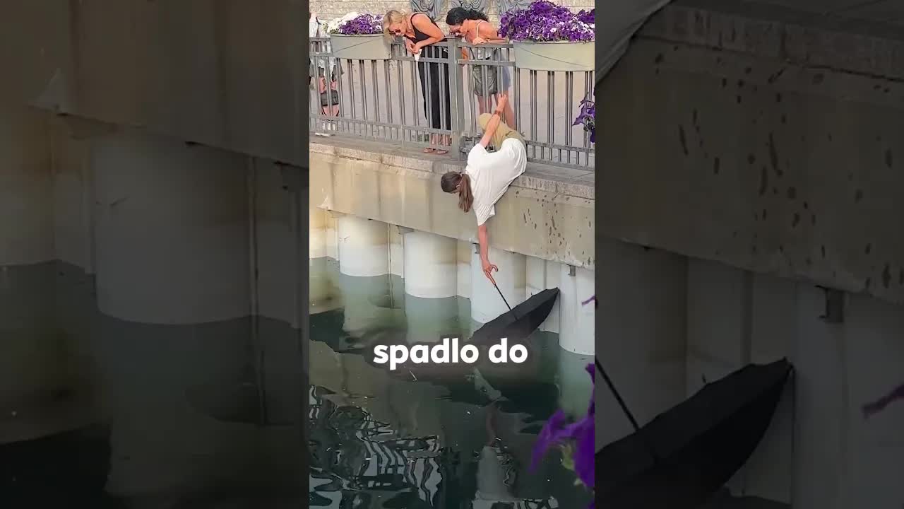 Dívka zachránila ptáče z vody deštníkem