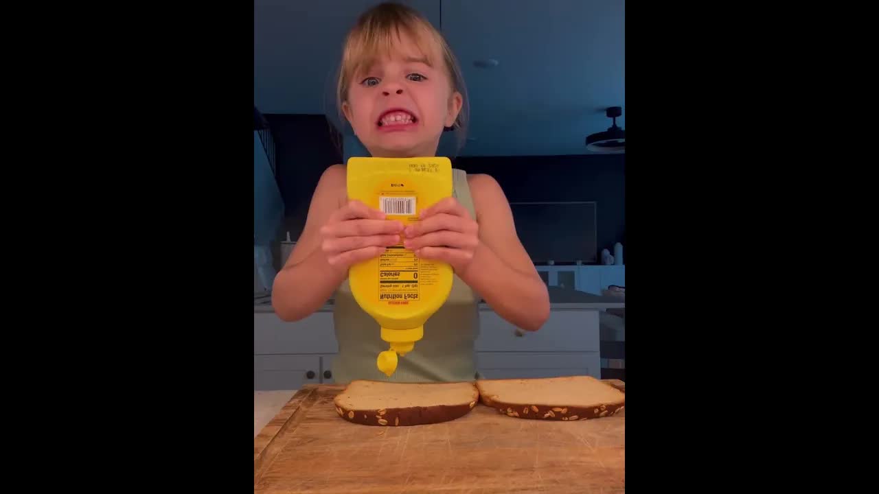 Niña prepara su almuerzo por primera vez