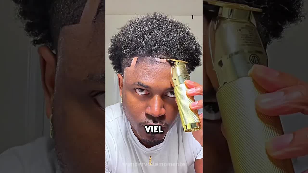 Er schneidet sich zum ersten Mal die Haare