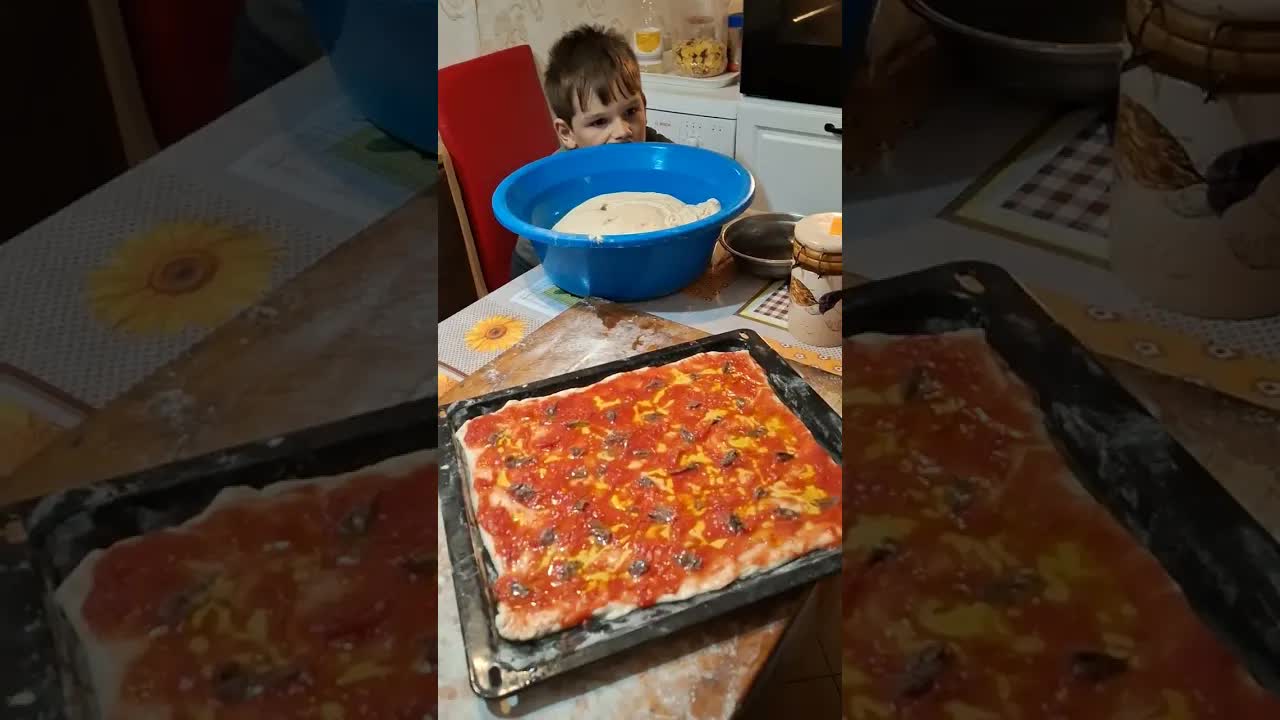 Preparăm pizza și gogoși împreună în bucătărie