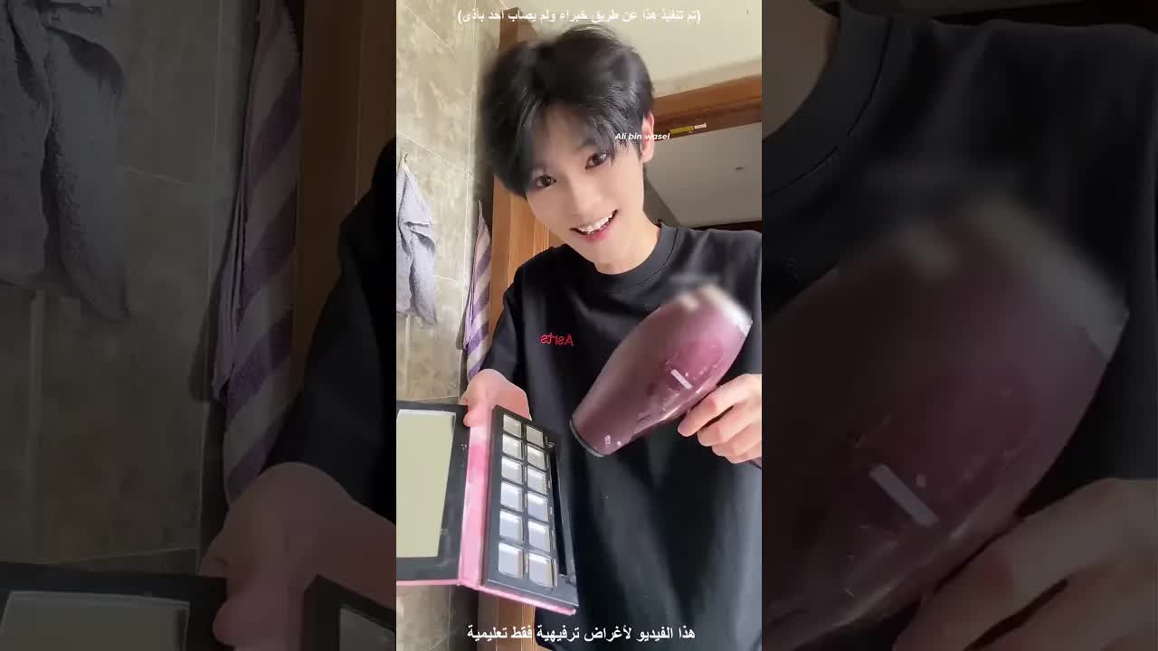 شاب ينظف علبة مكياج لأخته وتحصل على لايك