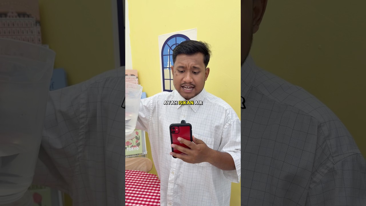Ayah Isi Air Untuk Telefon Habis Bateri