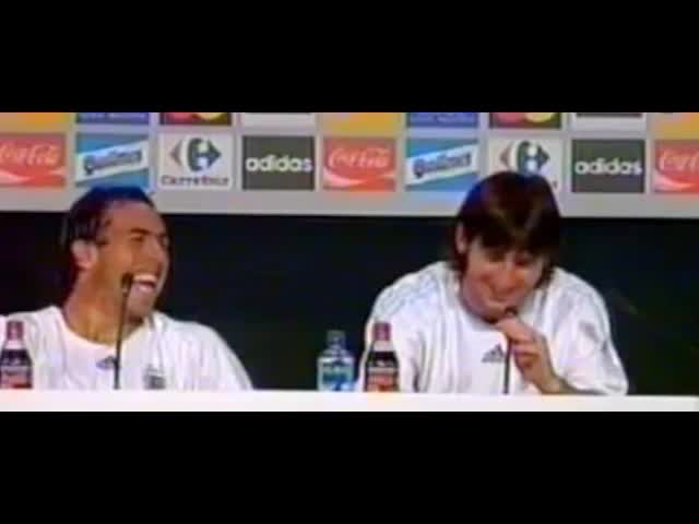 La broma de Tevez a Messi en la rueda de prensa