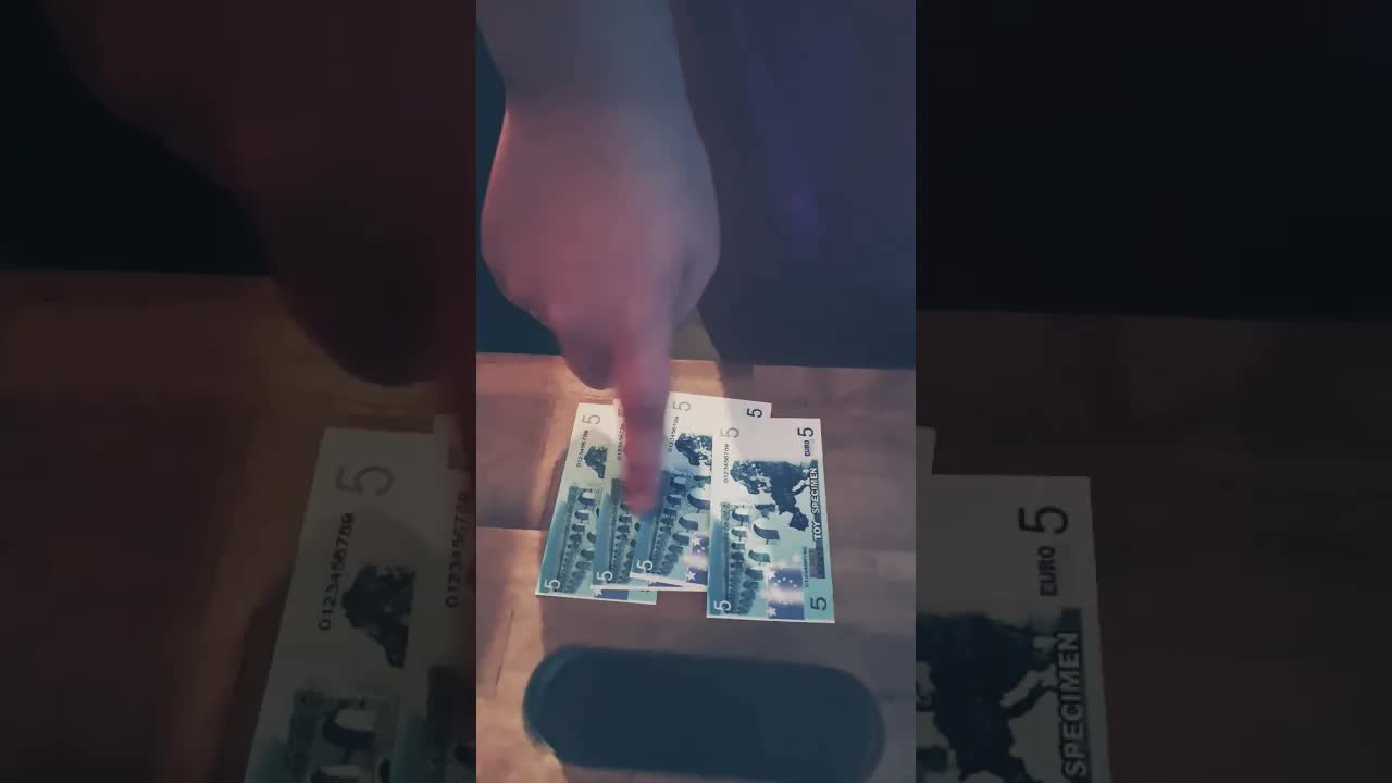 Mama helpt kind met rekenen en bankspel