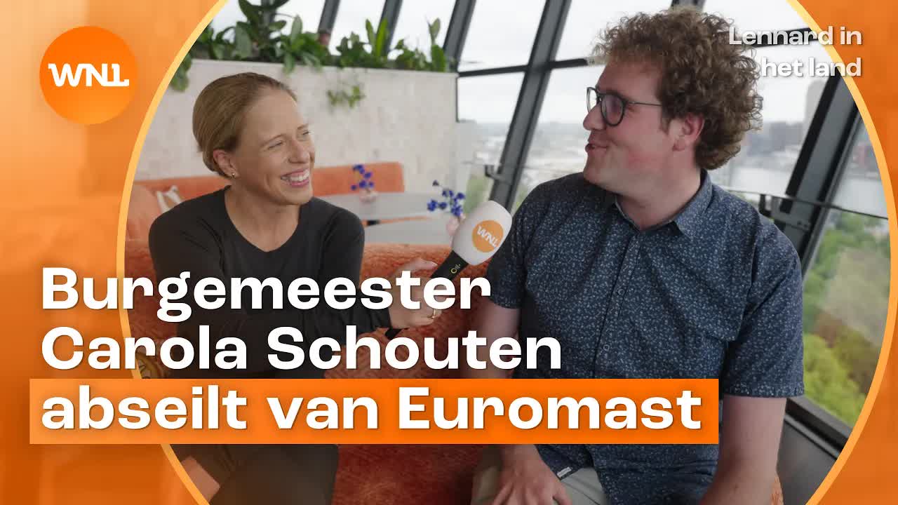 Burgemeester Schouten afgezijd van de Euromast