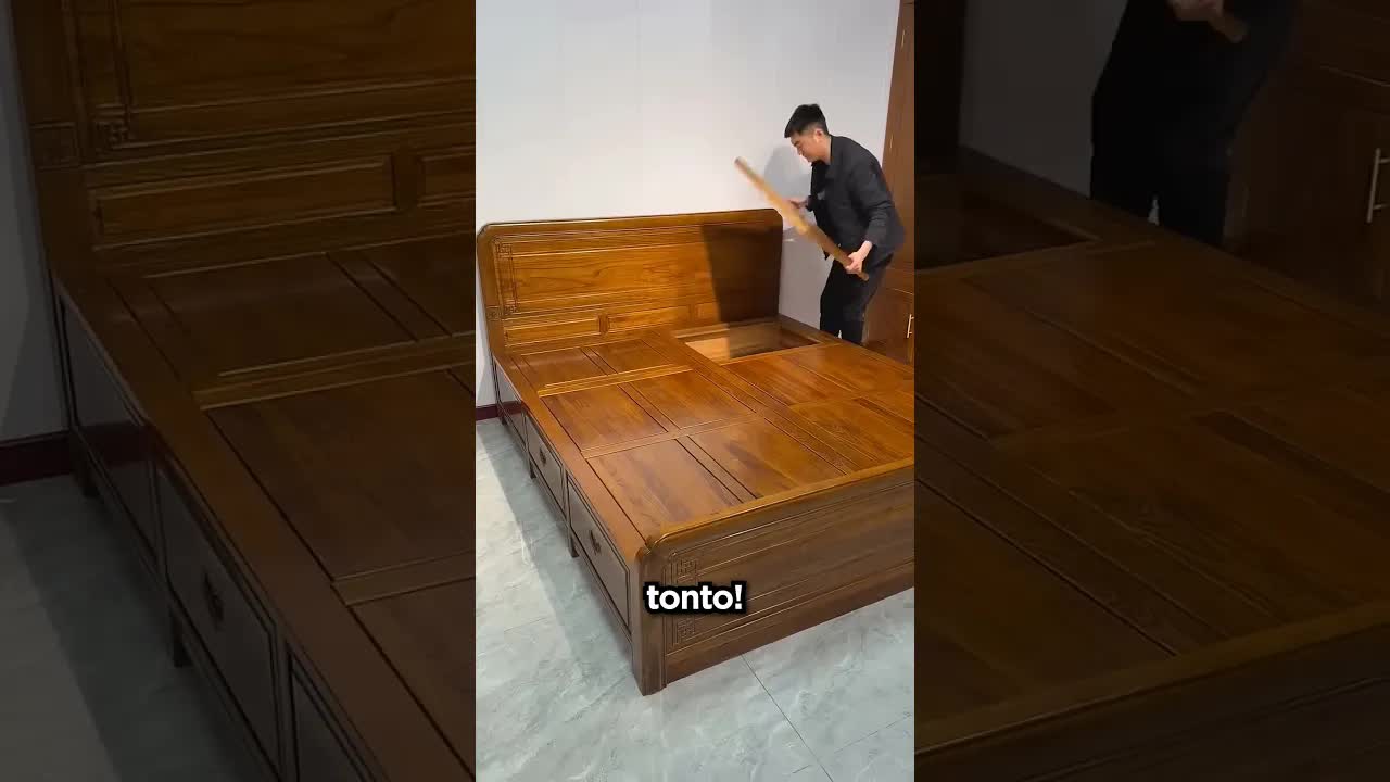 Un niño juega al escondite con su papá