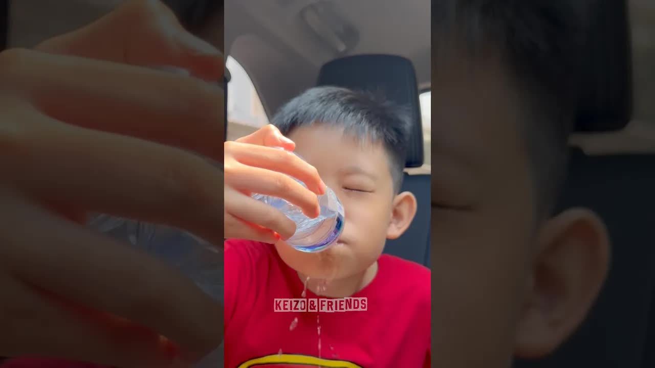 Koko Tumpah Minum di Mobil