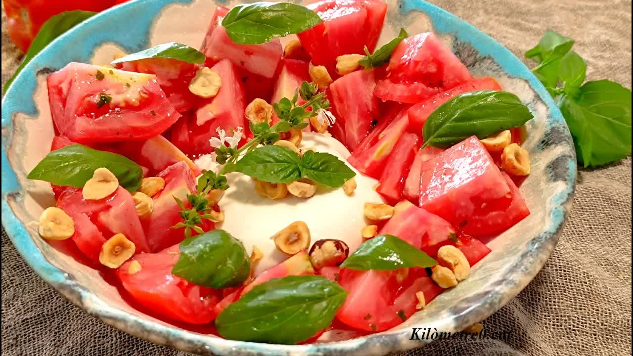 Com preparar amanida de tomàquet amb burrata i avellanes